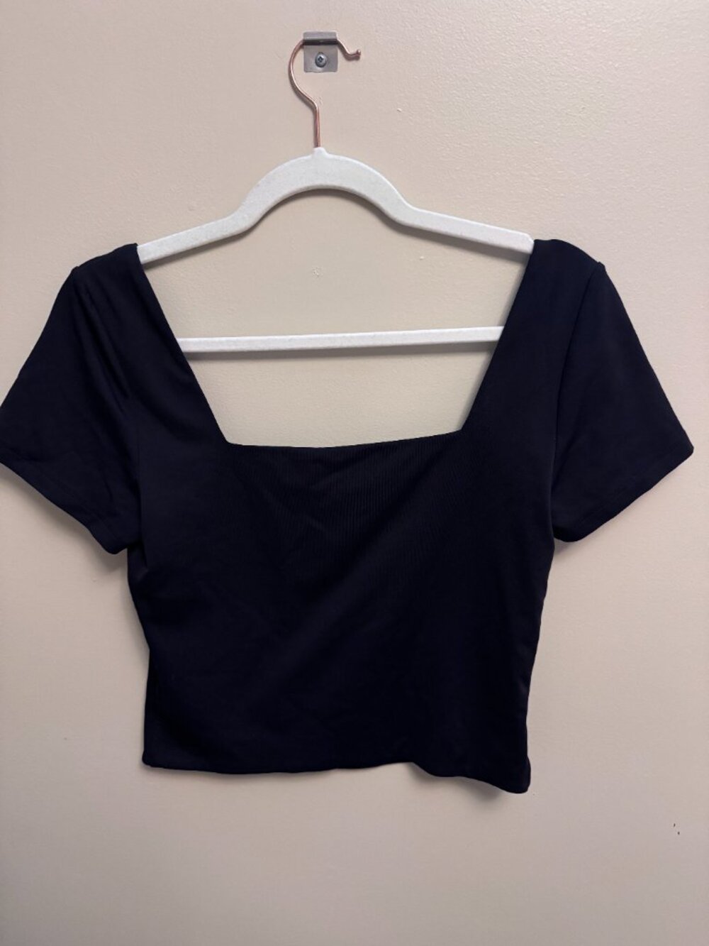 Aritizia Babaton Contour Square Neck Cropped Tee Top Black Size L - Picture 2 of 6